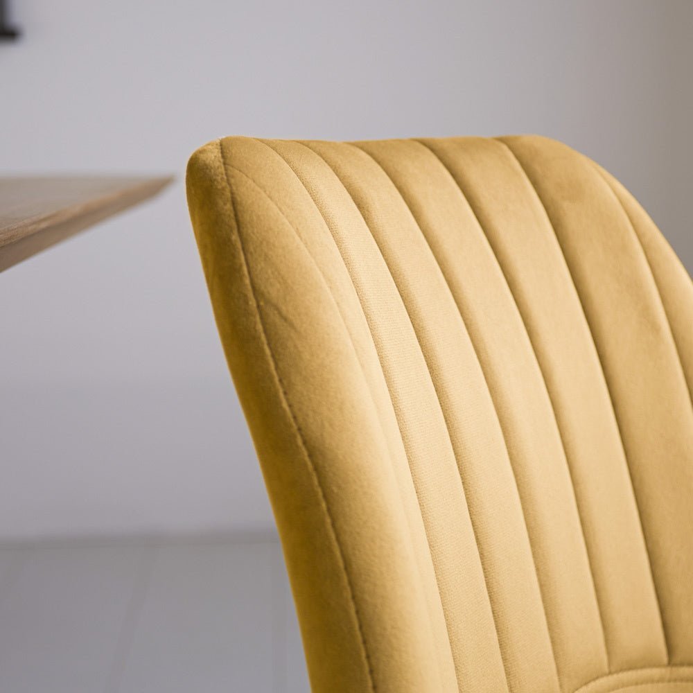 Silla de comedor Beau terciopelo Dimehouse Amarillo L x An x Al 71x67x49 Tela Fotografía atmosférica en situación