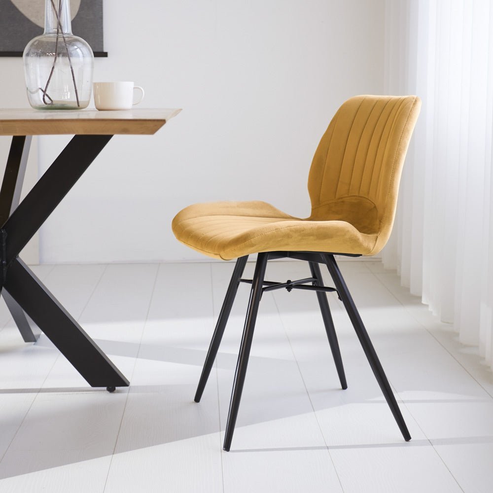 Silla de comedor Beau terciopelo Dimehouse Amarillo L x An x Al 71x67x49 Tela Foto atmosférica vista lateral