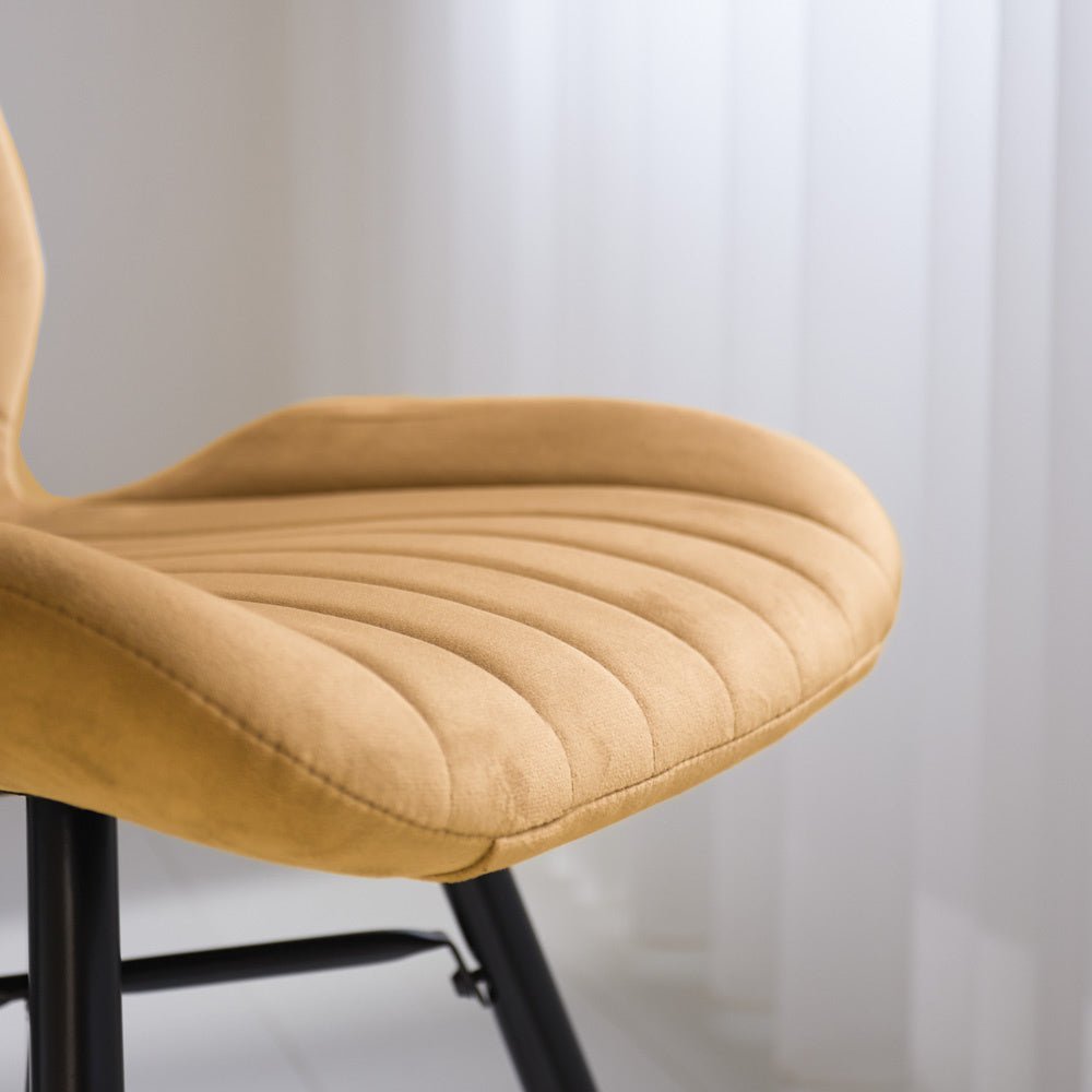 Silla de comedor Beau terciopelo Dimehouse Amarillo L x An x Al 71x67x49 Tela Detalle fotográfico atmosférico