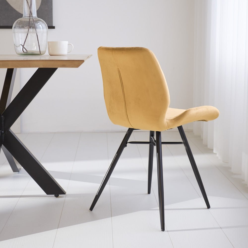 Silla de comedor Beau terciopelo Dimehouse Amarillo L x An x Al 71x67x49 Tela Vista posterior en diagonal Foto atmosférica