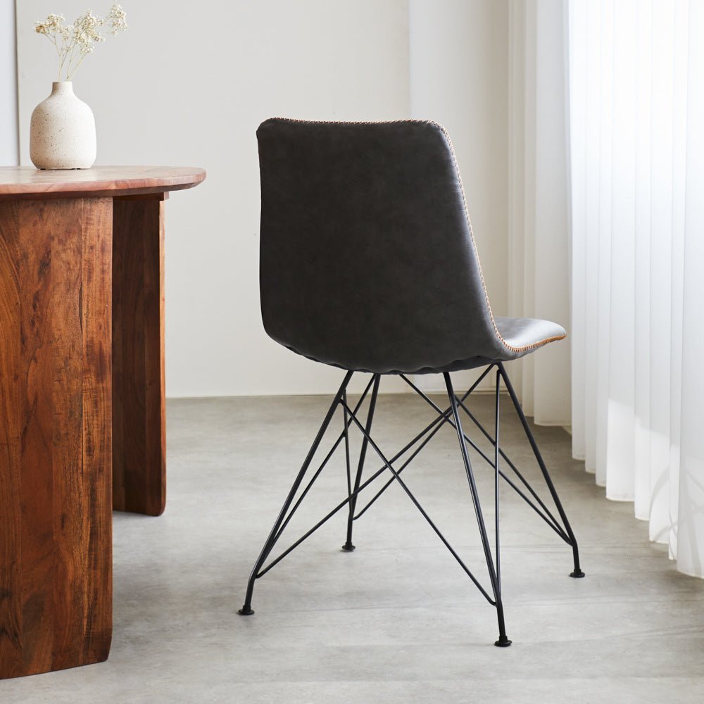 Silla de comedor Viano Dimehouse Antracita L x An x Al 64x61x52 Cuero sintético Vista trasera en diagonal Foto atmosférica