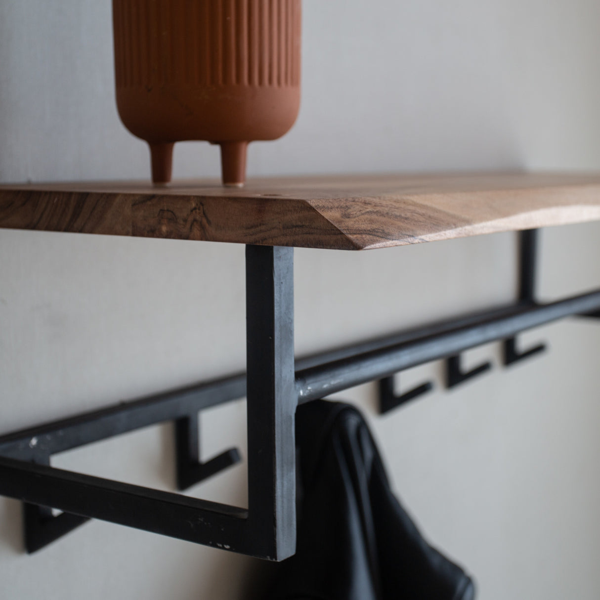 Perchero Niels DH Interior Acacia L x An x Al 102x37x30 Madera de acacia Detalle fotográfico atmosférico