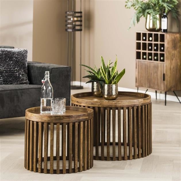 Mesa de centro Tory DH Interior Mango L x An x Al 70x70x45 Madera de mango Vista frontal diagonal de la foto atmosférica.