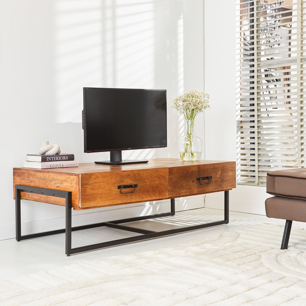 Mueble TV Emma Dimehouse Marrón LxAnxAl 148x82x52 Madera de mango Vista frontal diagonal de la foto atmosférica.