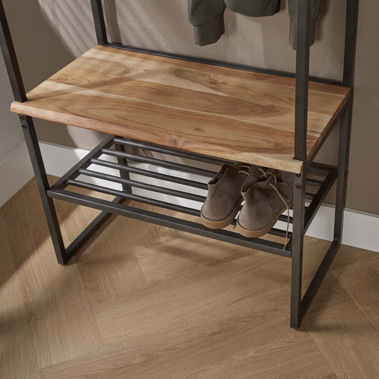 Perchero Karl DH Interior Acacia L x An x Al 182x70x35 Madera de acacia Detalle fotográfico atmosférico