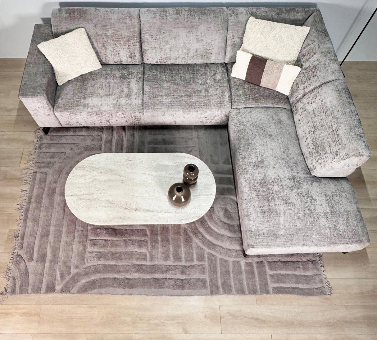 Sofá en esquina con chaise longue de tela chenille color topo Manon - derecha