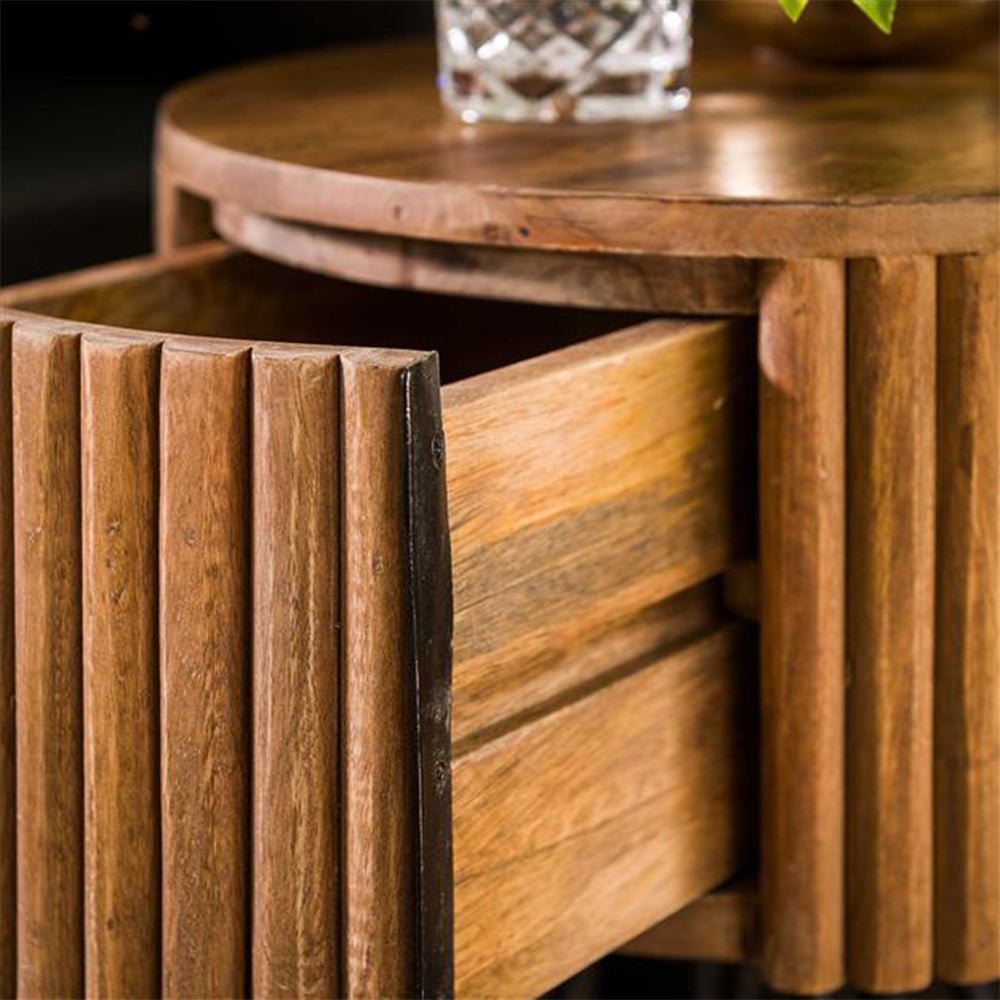 Mesita de noche Hans DH Interior Mango L x An x Al 45x45x30 Madera de mango Detalle de la foto atmosférica.