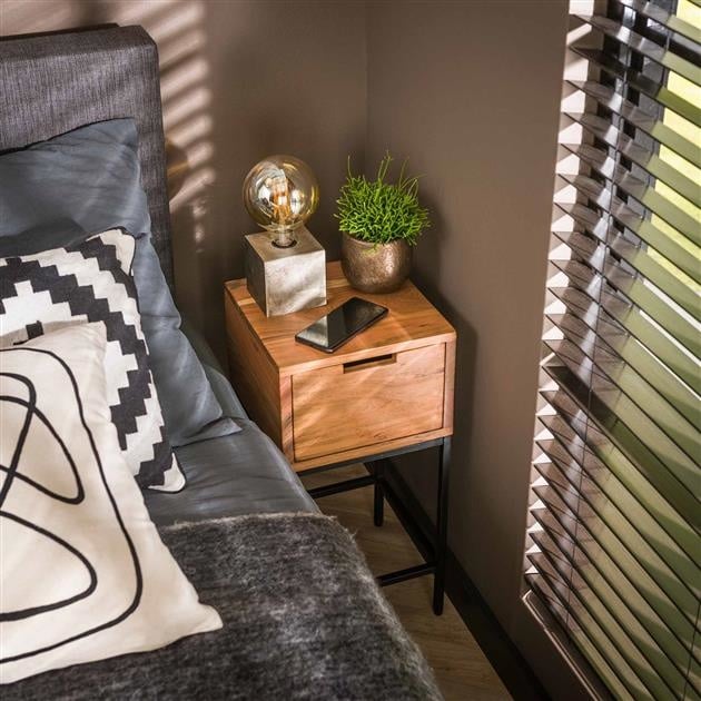 Mesita de noche Lou DH Interior Acacia L x An x Al 62x32x32 Madera de acacia Foto ambiental vista frontal diagonal