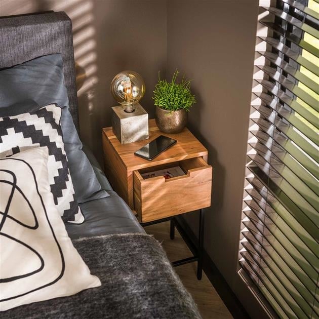 Mesita de noche Lou DH Interior Acacia L x An x Al 62x32x32 Madera de acacia Foto ambiental vista frontal diagonal
