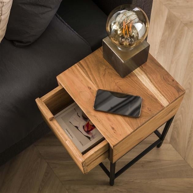Mesita de noche Lou DH Interior Acacia L x An x Al 62x32x32 Madera de acacia Detalle de fotografía ambiental