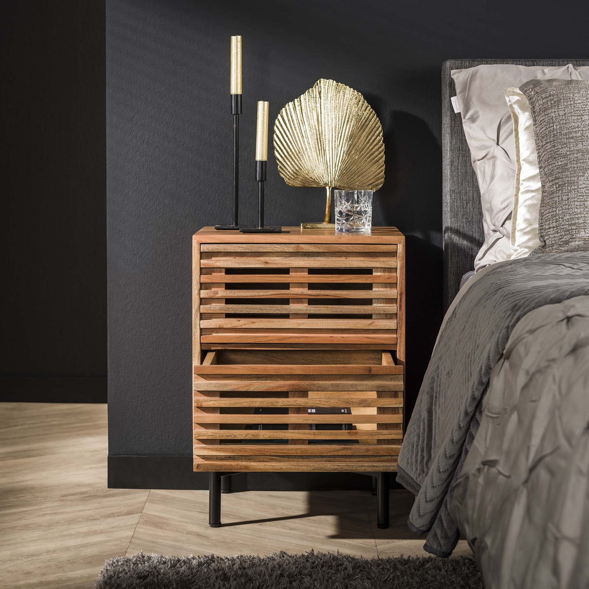 Mesita de noche Monja DH Interior Acacia L x An x Al 70x53x43 Madera de acacia Fotografía ambiental, vista frontal