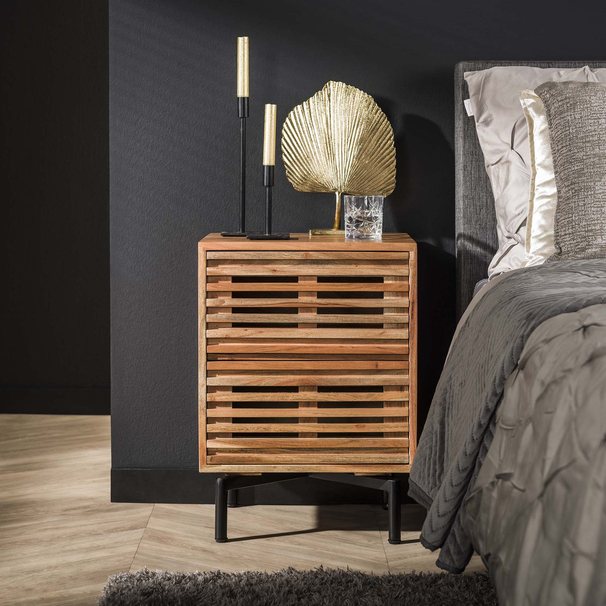 Mesita de noche Monja DH Interior Acacia L x An x Al 70x53x43 Madera de acacia Fotografía ambiental, vista frontal