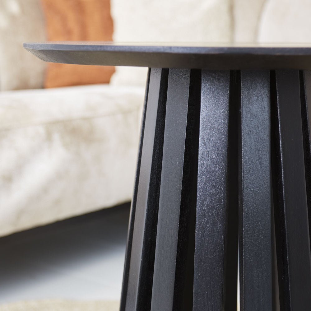 Mesa de centro Rory Negro Dimehouse Negro L x An x Al 55x55x55 Madera de acacia Detalle fotográfico atmosférico