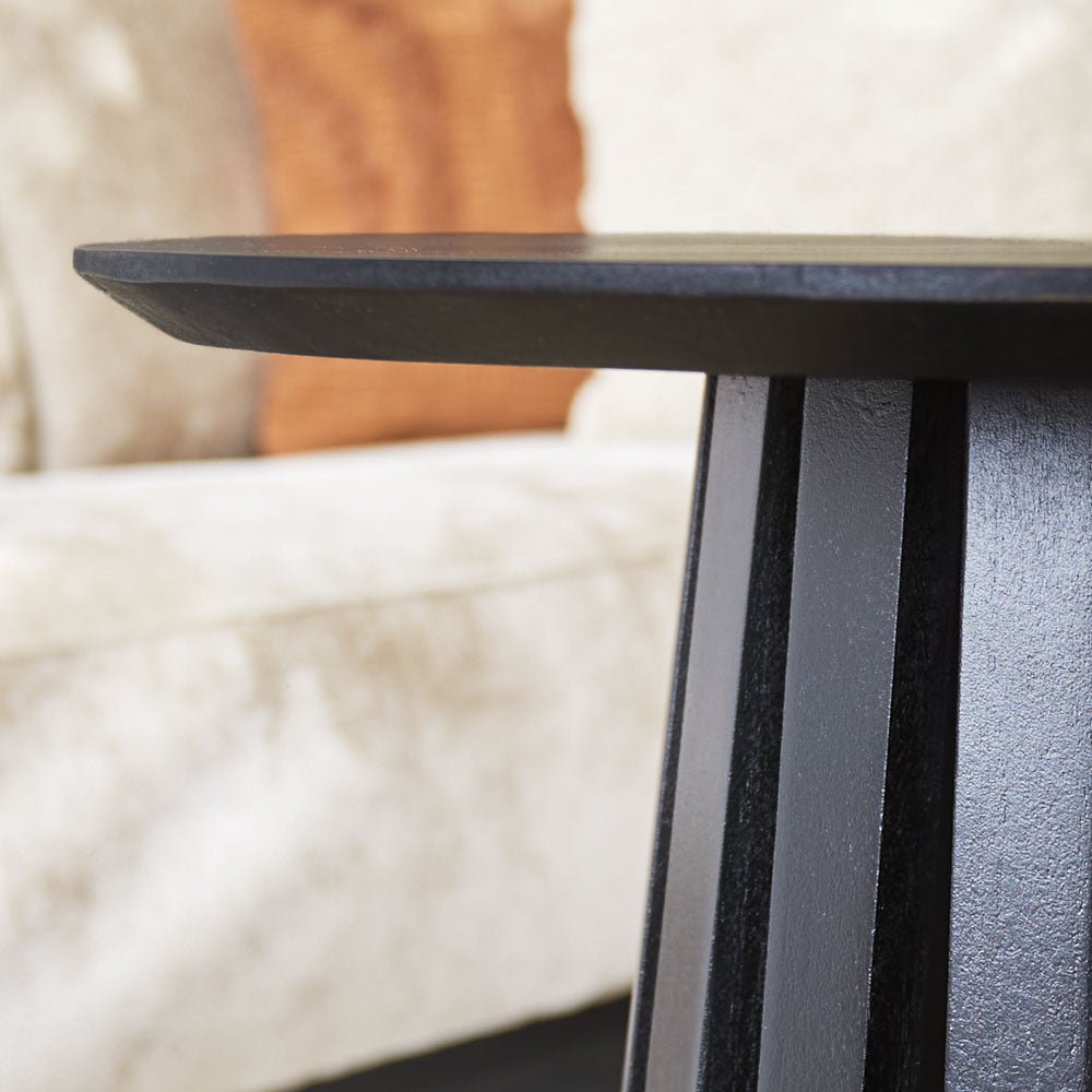 Mesa de centro Rory Negro Dimehouse Negro L x An x Al 55x55x55 Madera de acacia Detalle fotográfico atmosférico