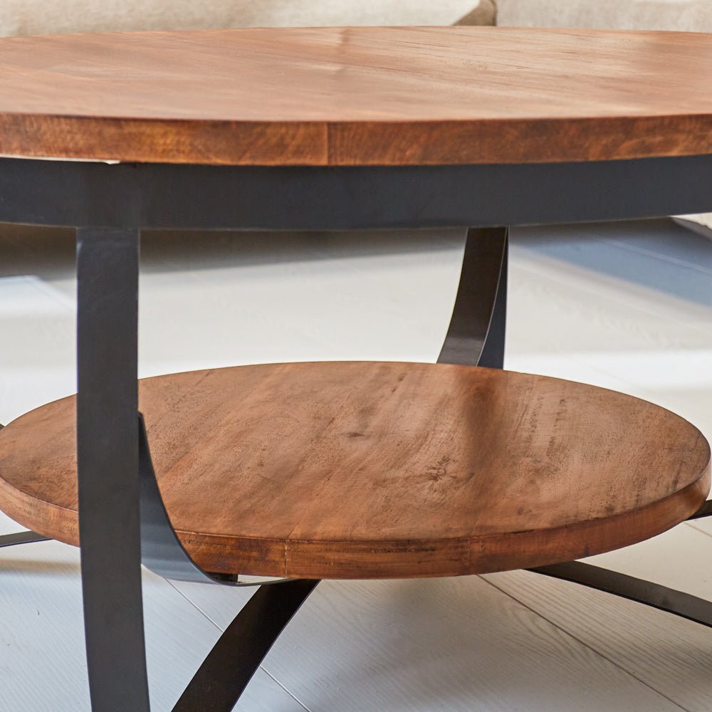 Mesa de centro Oxis Madera Dimehouse Marrón LxAnxAl 92x92x43 Madera de mango Detalle de la foto atmosférica.