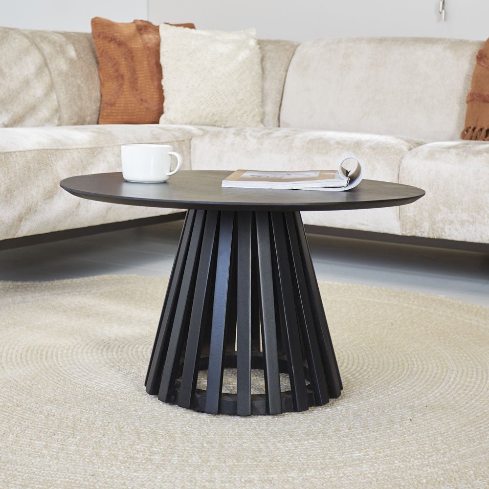 Mesa de centro Rory Negro Dimehouse Negro L x An x Al 75x75x45 Madera de acacia Vista frontal diagonal fotográfica atmosférica