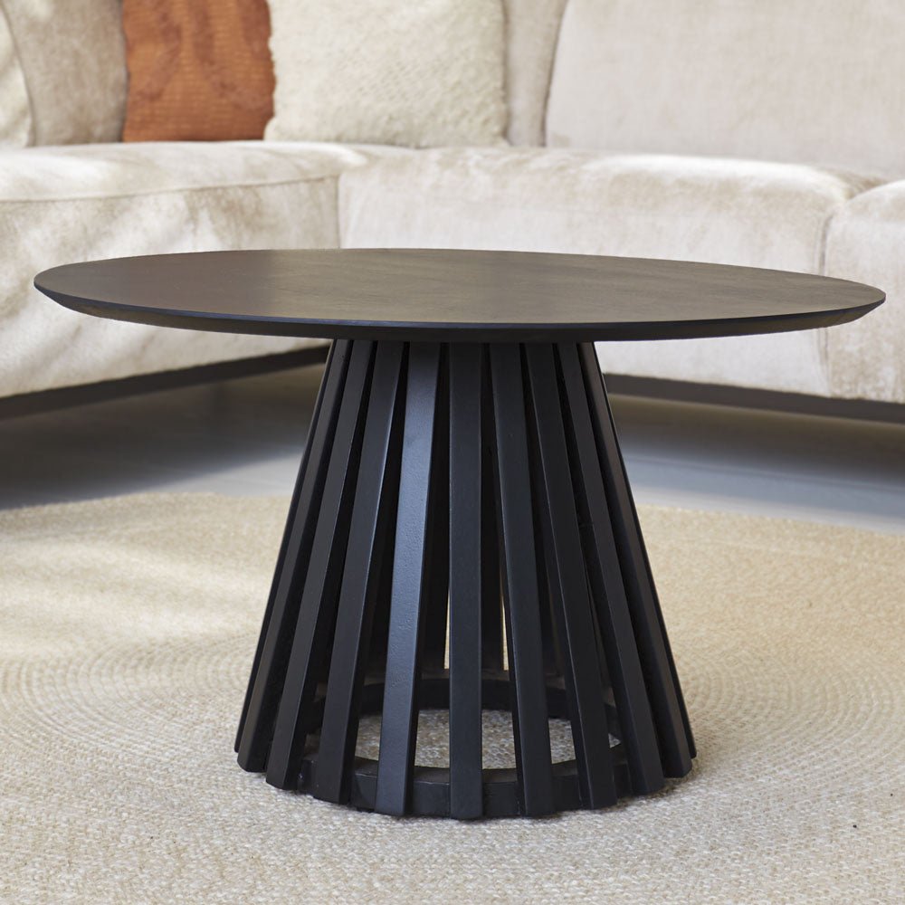 Mesa de centro Rory Negro Dimehouse Negro L x An x Al 75x75x45 Madera de acacia Vista frontal diagonal fotográfica atmosférica