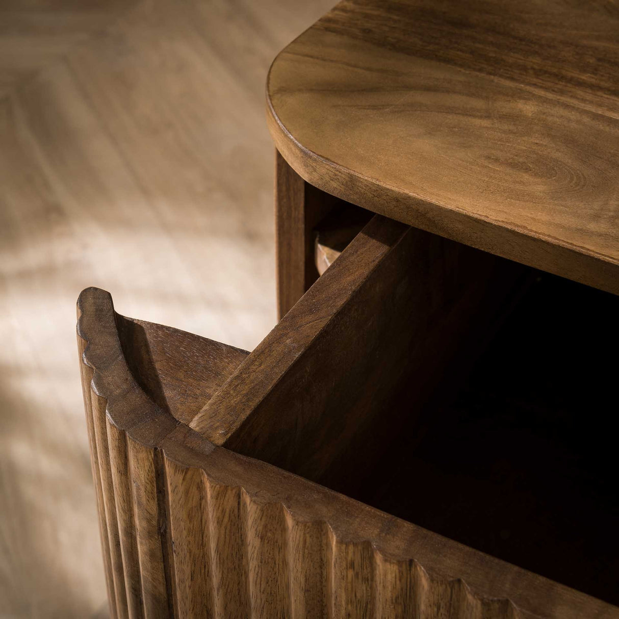 Mesita de noche Maria DH Interior Mango LxAnxAl 51x47x27 Madera de mango Detalle de la foto atmosférica.