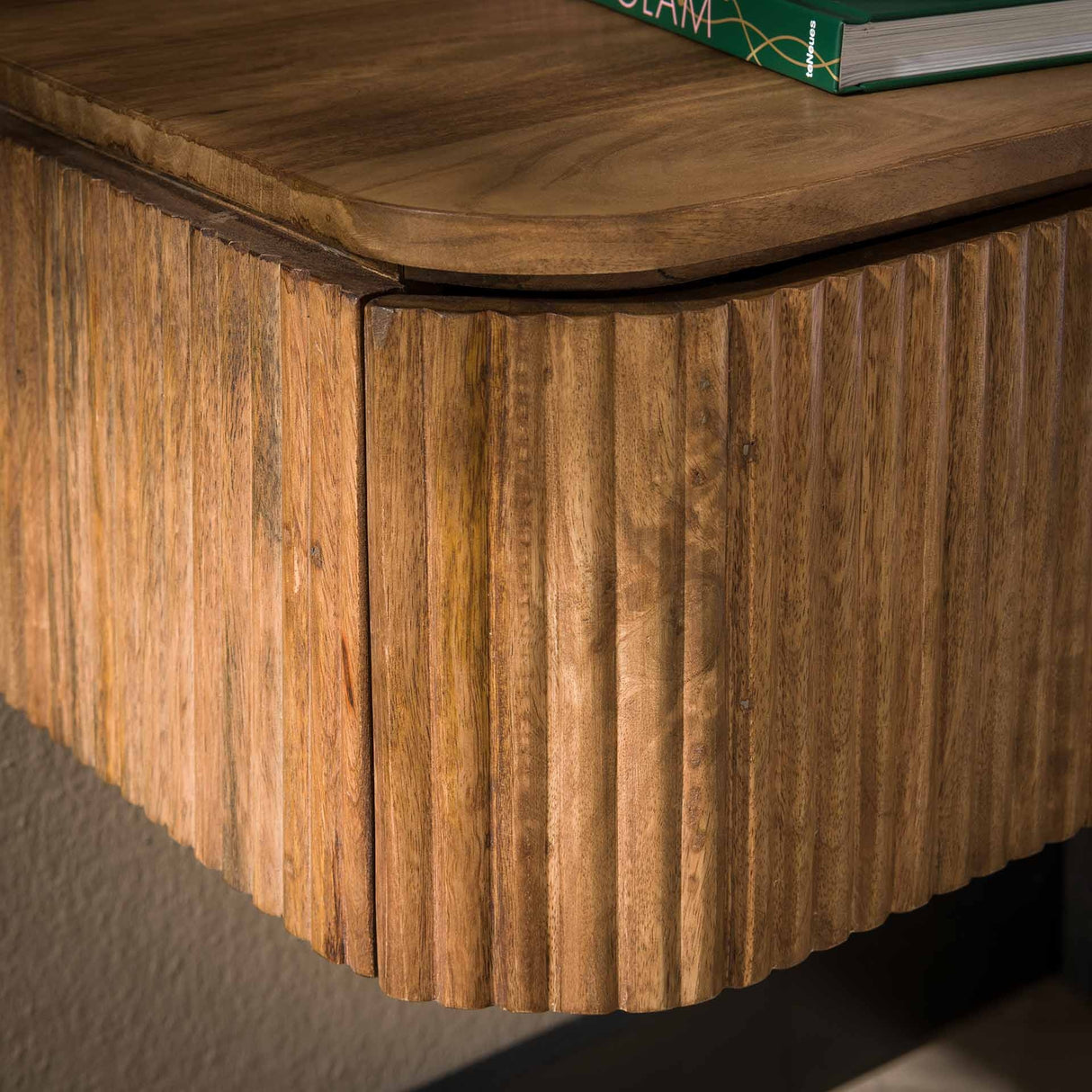 Mesita de noche Maria DH Interior Mango LxAnxAl 51x47x27 Madera de mango Detalle de la foto atmosférica.