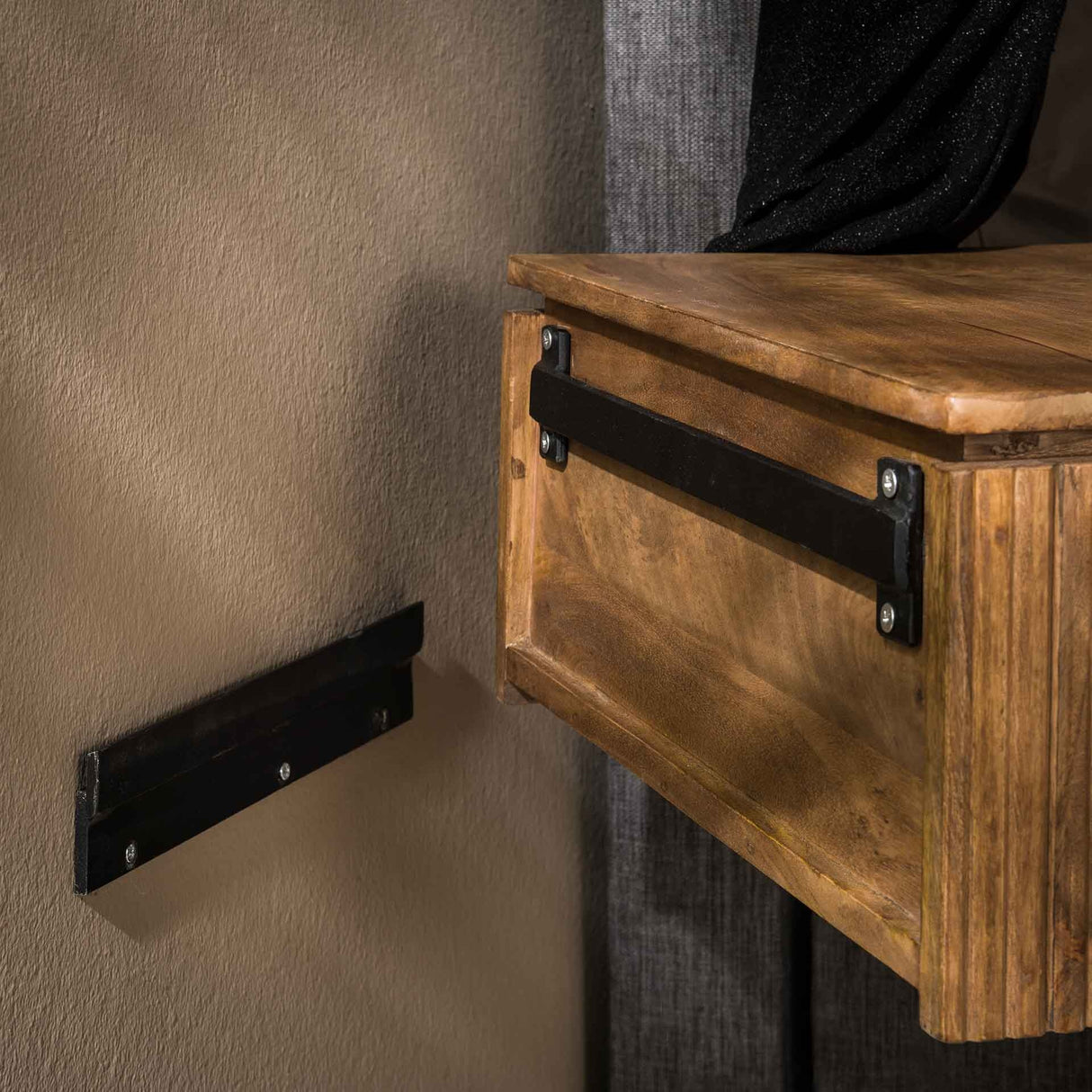 Mesita de noche Maria DH Interior Mango LxAnxAl 51x47x27 Madera de mango Detalle de la foto atmosférica.