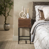 Mesita de noche con 1 cajón madera de acacia marrón Lani