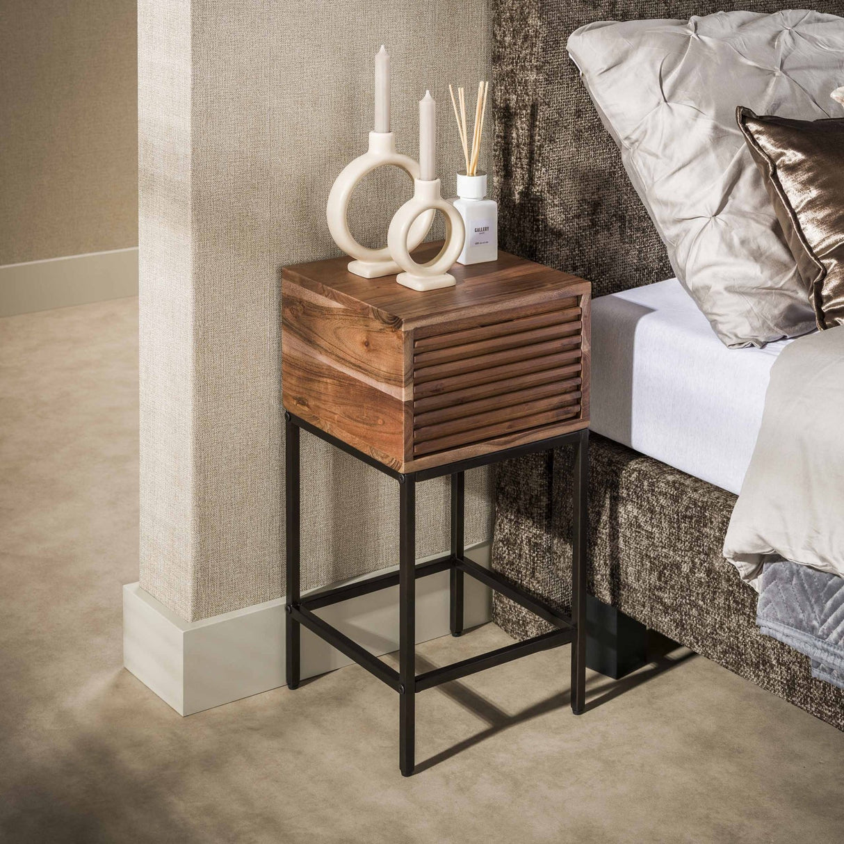 Mesita de noche con 1 cajón madera de acacia marrón Lani