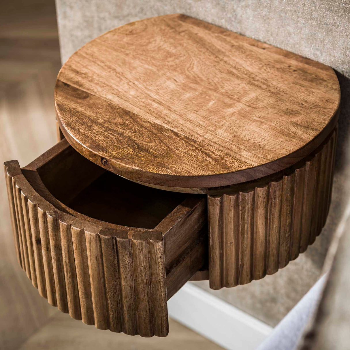 Mesita de noche flotante Curve con 1 cajón Madera de mango arena 