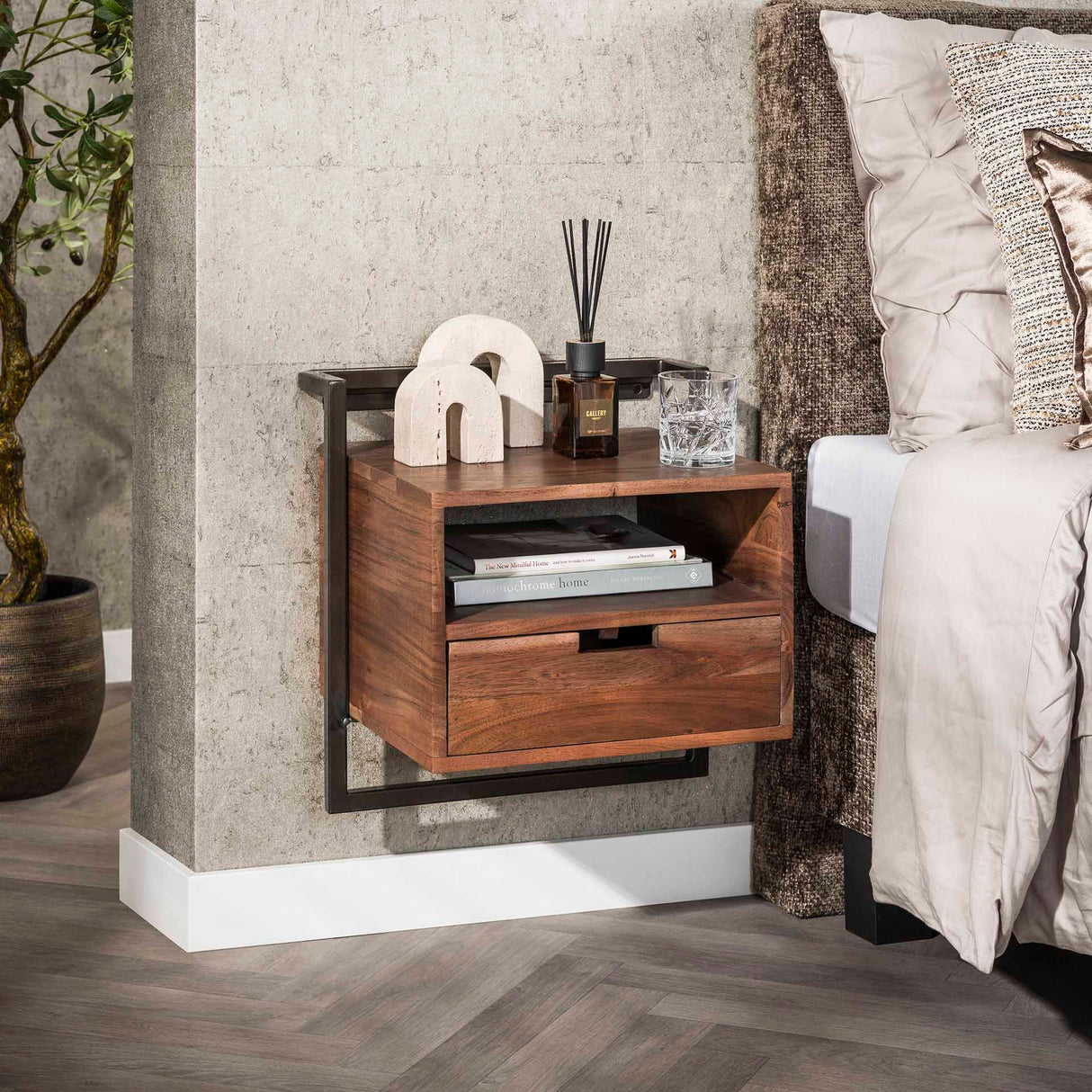Mesita de noche Solace con 1 cajón de acacia maciza color madera de deriva marrón 