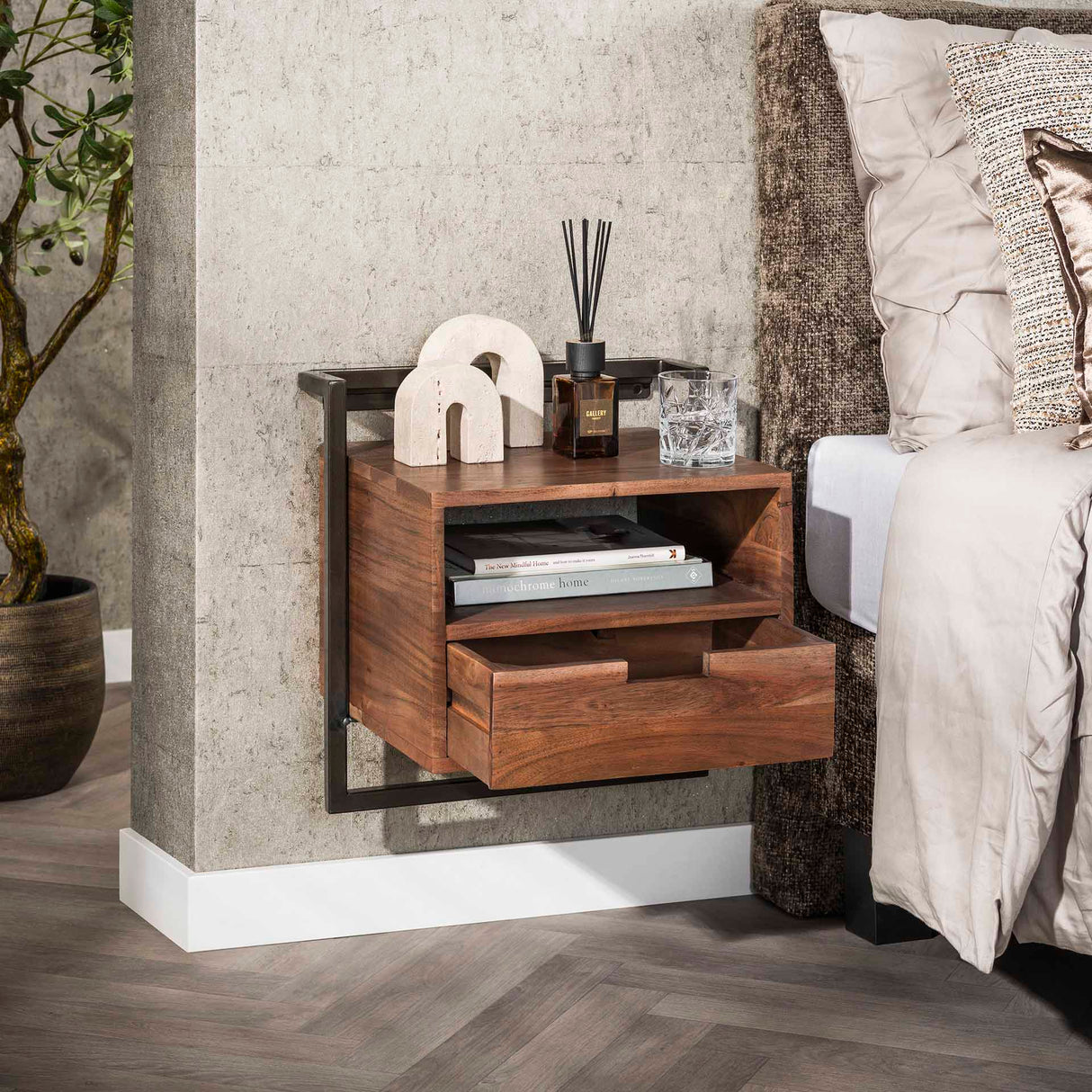 Mesita de noche Solace con 1 cajón de acacia maciza color madera de deriva marrón 
