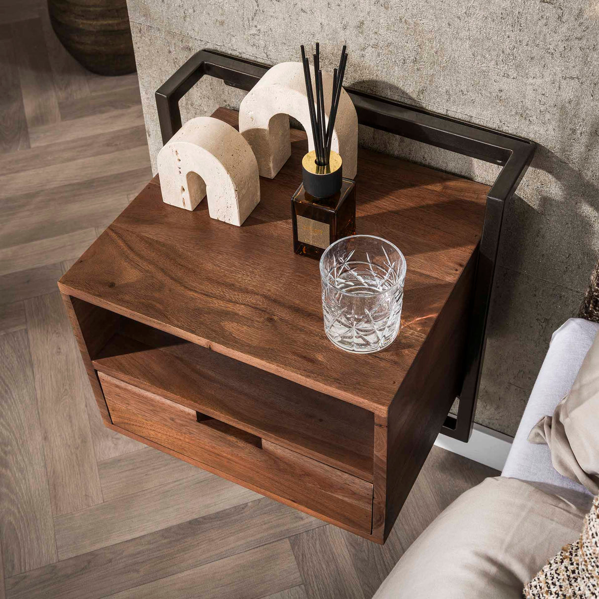 Mesita de noche Solace con 1 cajón de acacia maciza color madera de deriva marrón 