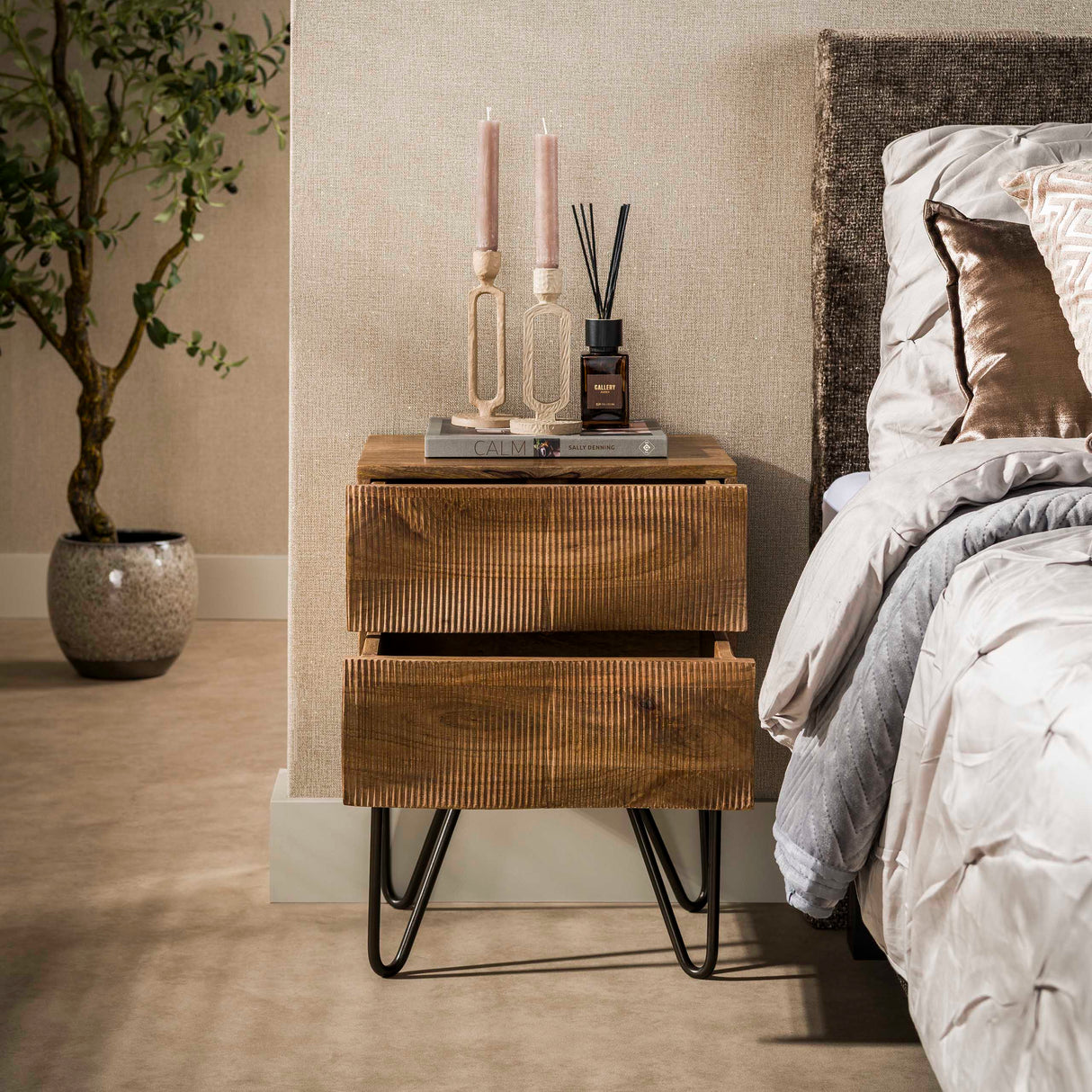 Nachtkastje - Nachtkastje 2 lades zandkleur mangohout Oona - Dimehouse