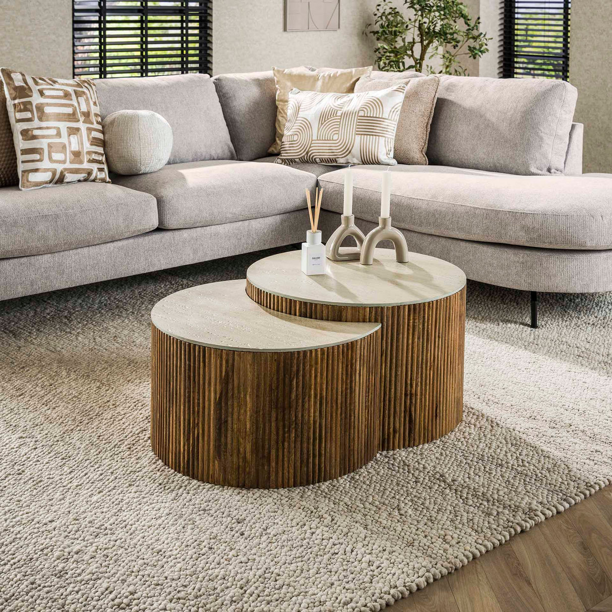 Conjunto de mesa de centro de media luna Vento con 60 de mango macizo y acabado en arena 