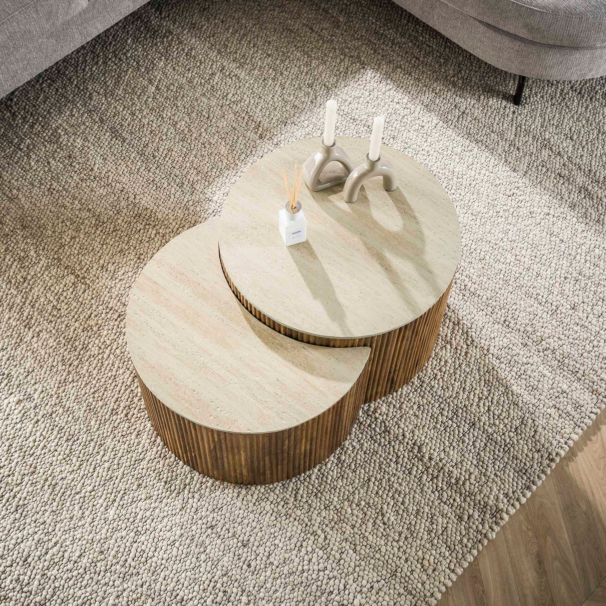 Conjunto de mesa de centro de media luna Vento con 60 de mango macizo y acabado en arena 