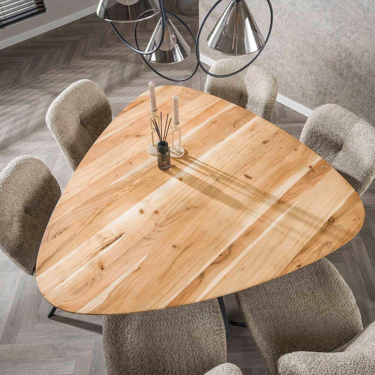 Mesa de comedor triangular de madera maciza de acacia de 135 cm 