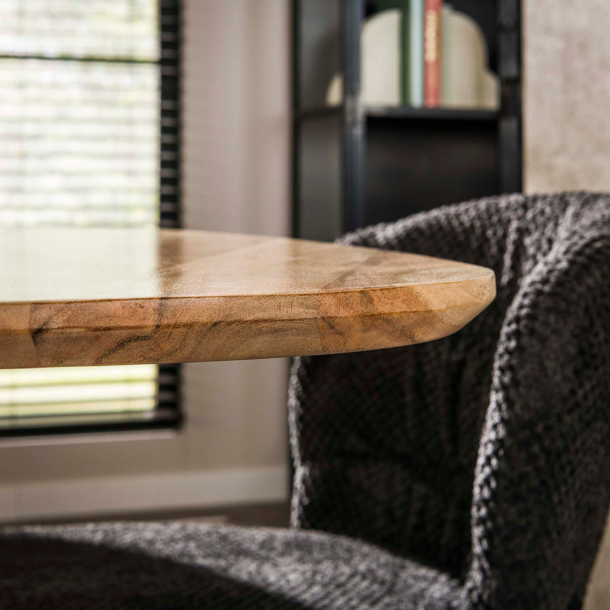 Mesa de comedor triangular de madera maciza de acacia de 135 cm 