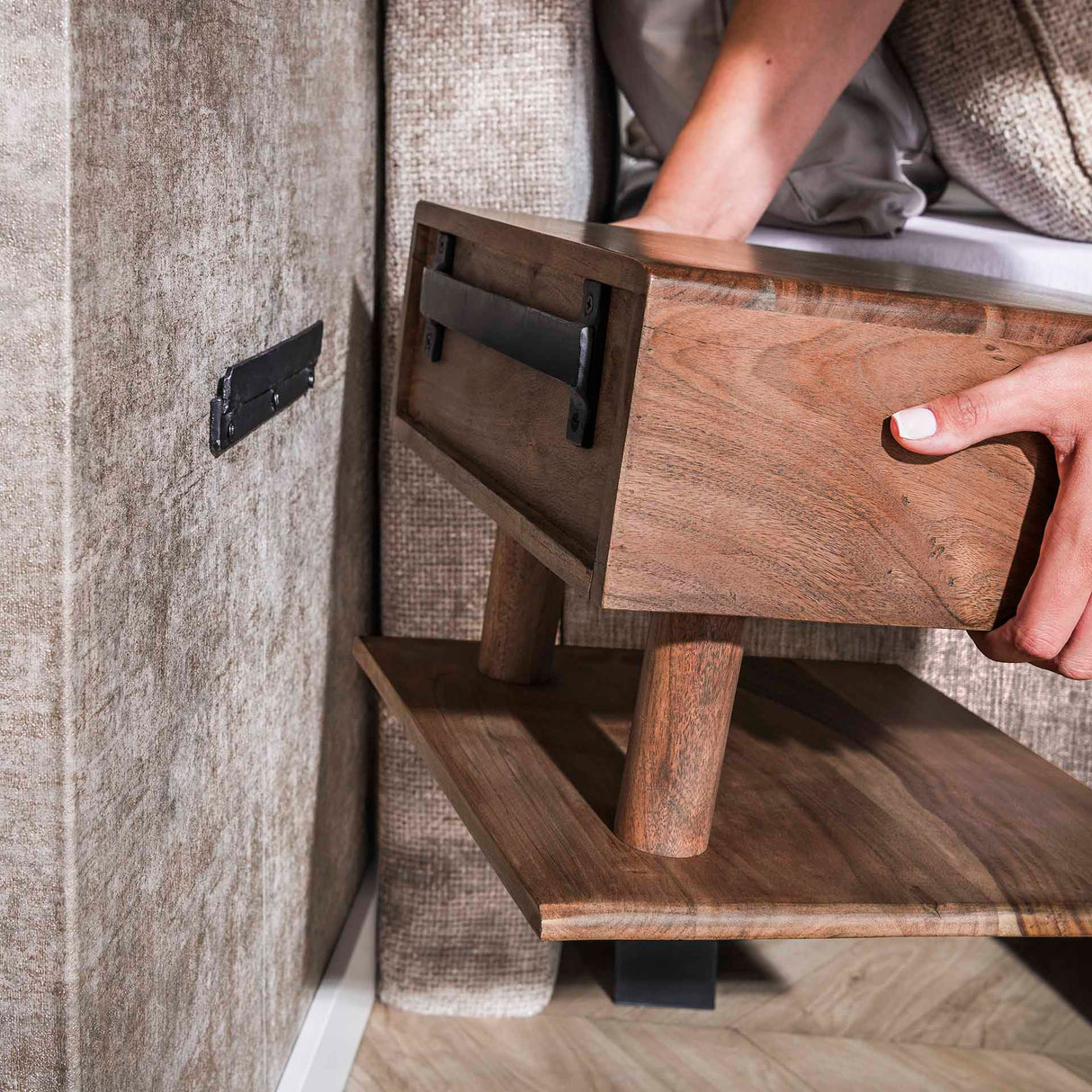 Mesita de noche flotante Acacia Drift Brown – 1 cajón 35 cm 