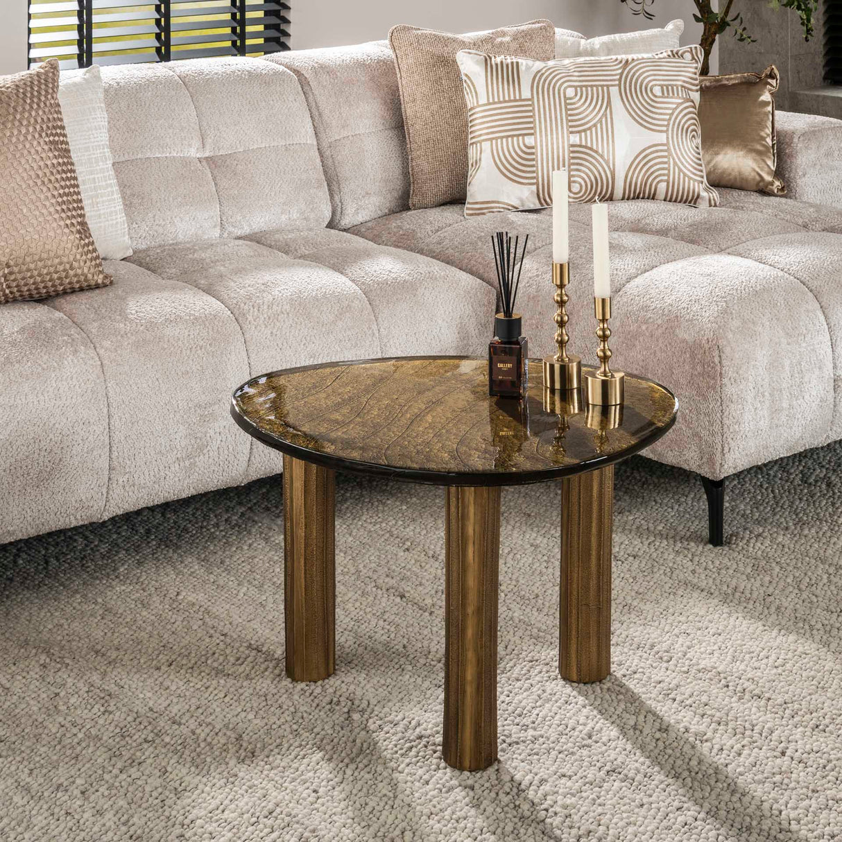 Mesa de centro orgánica Aurora L – Oro antiguo – 70x59 cm 