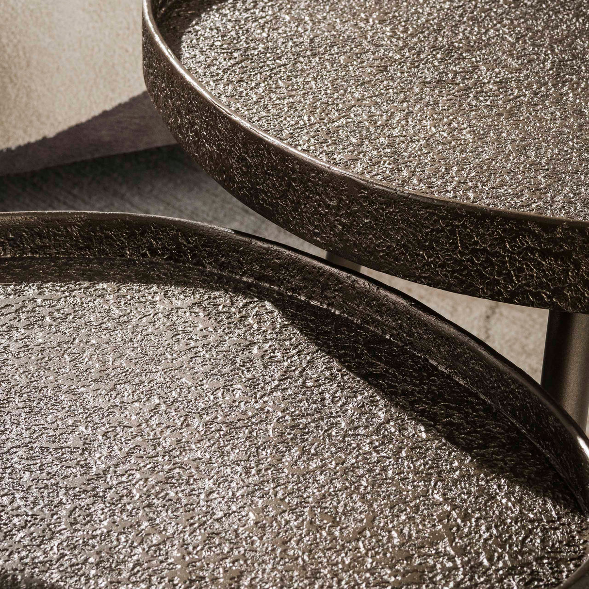 Conjunto de mesas de centro Luna Triangle, 2 en bronce, 80x60 cm 