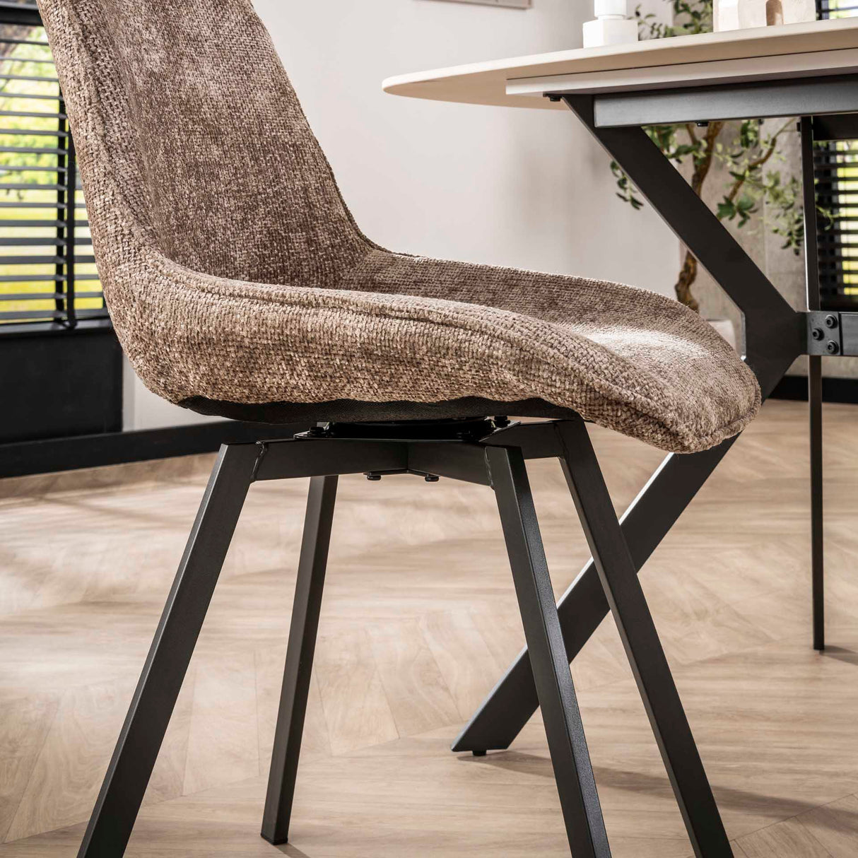 Conjunto de 4 sillas de comedor giratorias Silos chenille marrón 