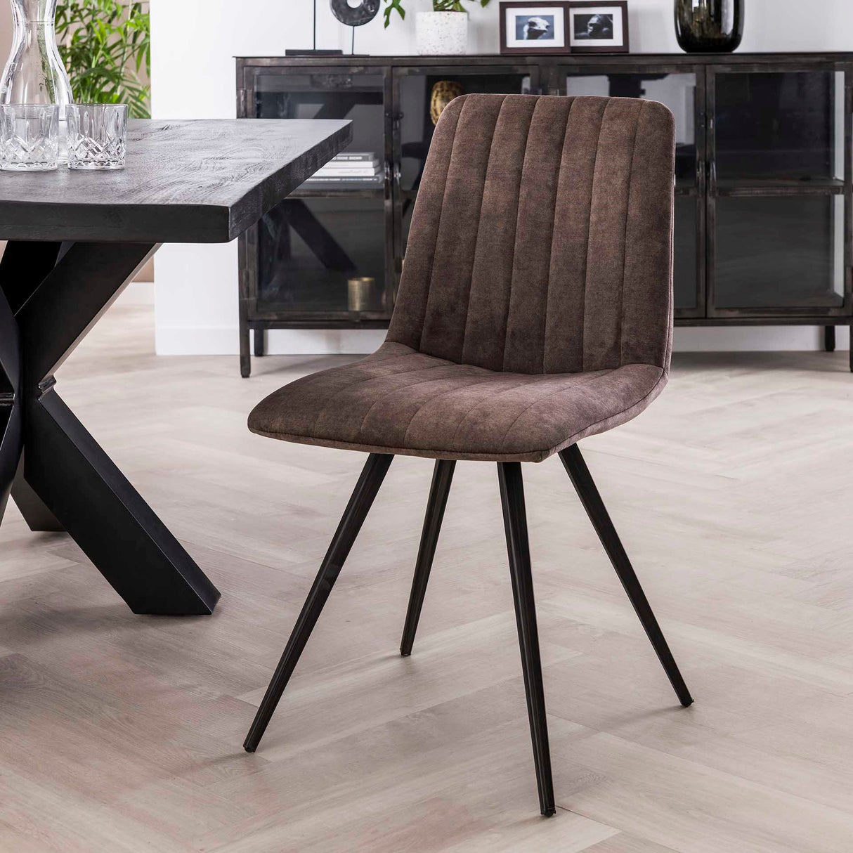 Eetkamerstoel Velvet Taupe Nova met Sierstiksel