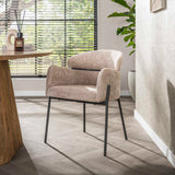 Silla de comedor Lola Bouclé de tela color arena con respaldo redondo y brazos 