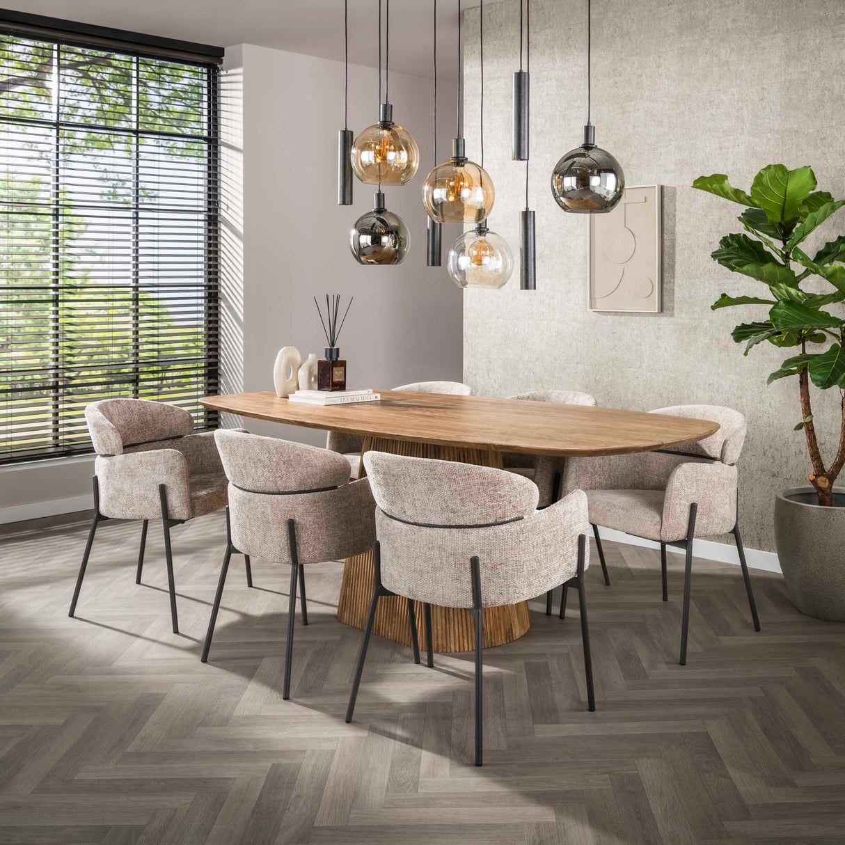 Silla de comedor Lola Bouclé de tela color arena con respaldo redondo y brazos 