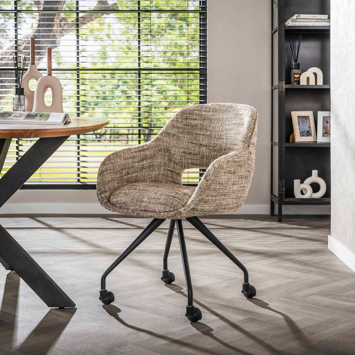 Silla de comedor con ruedas Springo giratoria Eagle tela arena 