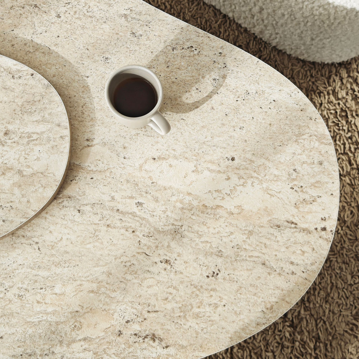 Mesa de salón orgánica de travertino melamina aspecto mármol Melta - 105x65 cm 