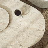 Mesa de salón orgánica de travertino melamina aspecto mármol Melta - 105x65 cm 