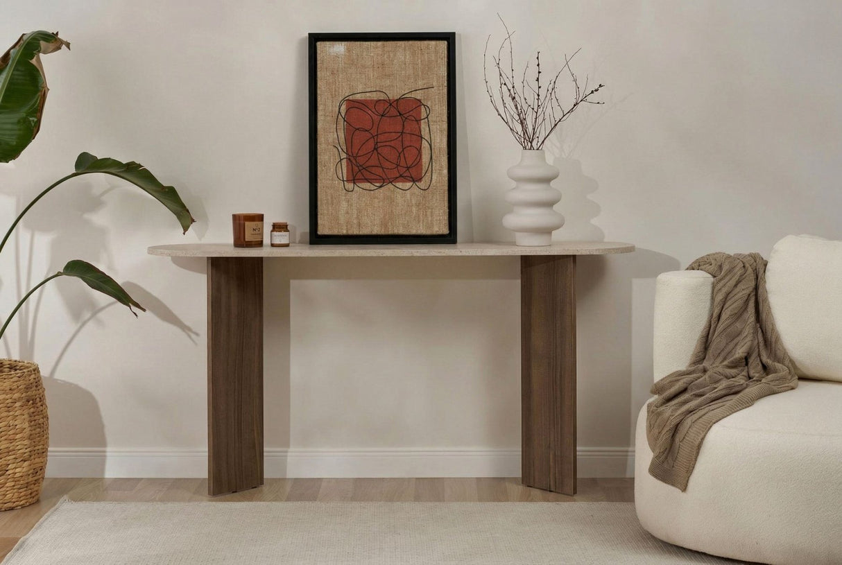 Moderna mesa auxiliar ovalada con tapa de aspecto travertino y base de melamina de nogal. Diseño minimalista y elegante.