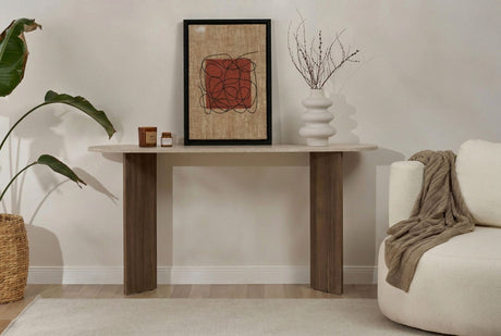 Moderna mesa auxiliar ovalada con tapa de aspecto travertino y base de melamina de nogal. Diseño minimalista y elegante.
