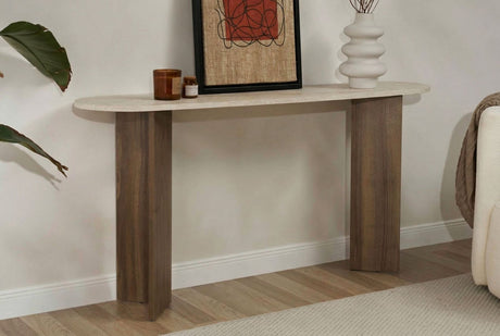 Moderna mesa auxiliar ovalada con tapa de aspecto travertino y base de melamina de nogal. Diseño minimalista y elegante.