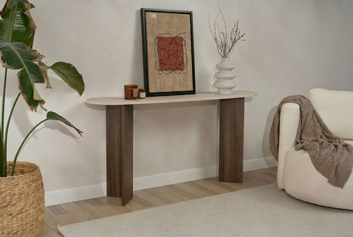 Moderna mesa auxiliar ovalada con tapa de aspecto travertino y base de melamina de nogal. Diseño minimalista y elegante.