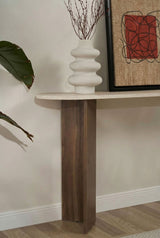 Moderna mesa auxiliar ovalada con tapa de aspecto travertino y base de melamina de nogal. Diseño minimalista y elegante.